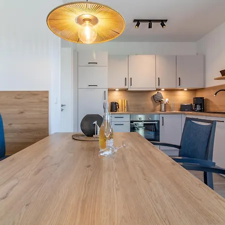 Lee Apartment *